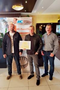 In the lobby of the Hotel Patria in Vysoké Tatry (High Tatras, Northern Slovakia), the MC team of Martin Struk, Michal Lehký and Milan Řičica (from left to right) proudly show off the certificate for first place in the SAVT competition for the strongest UHPC concrete. The Concrete Conference at which the prize was awarded was held here in October 2017.