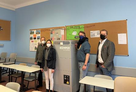 Die Schulleitung des Schadow-Gymnasiums im Berliner Stadtbezirk Steglitz-Zehlendorf freut sich über vier mobile Luftreiniger für ihre Klassenräume (v. l. n. r.: Schulleiter Andreas Krenz, R. Heitjans Projekt Managerin Anina Behm, stellvertretender Schulleiter Christopher Götz und KEMPER-Geschäftsführer Frederic Lanz)