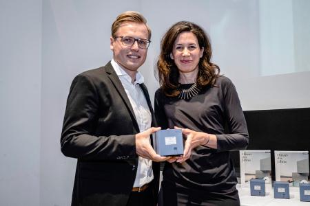 Bild 1Wertschätzung für Funktionalität und Design: Peter Kotzur, Direktor Marketing Window Solutions bei REHAU, nimmt den Preis "Produkt des Jahres 2019" für das Fenstersystem GENEO von Dr. Marcella Prior-Callwey, Geschäftsführerin beim Callwey Verlag, entgegen / Foto: Callwey Verlag