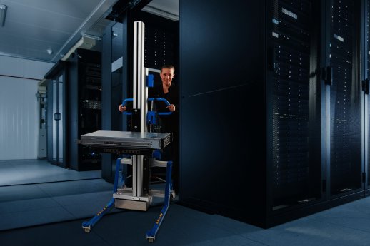 Pronomic_Lift_Drive_DC15_52U_server_and_battery_lifter_datacenter.jpg