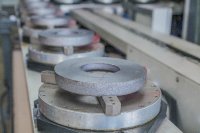 Die Flansch-Rohlinge aus GGG40-Guss werden in Großserie bearbeitet und entsprechend automatisiert per Förderband der Drehmaschine zugeführt. Auf Grund der hohen Stückzahlen liegt es nahe, auch den Prozess des Entgratens zu automatisieren und somit den Durchlauf und die Qualität um ein Vielfaches zu erhöhen.