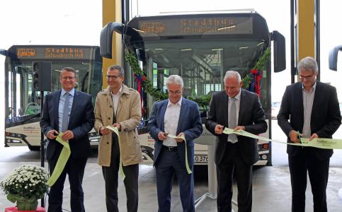 Inbetriebnahme E-Busse Stadtbus SHA
von links: Uwe Knotzer (Voith), Gebhard Gentner (Stadtwerke Schwäbisch Hall), Hermann-Josef Pelgrim (Oberbürgermeister Schwäbisch Hall), Michael Dalhof (Stadtbus Schwäbisch Hall) und Tobias Heinemann (Transdev)
Copyright: Stadtwerke Schwäbisch Hall GmbH