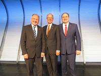 Schulterschluss bei vielen handwerkspolitischen Aspekten bewiesen bei der Vollversammlung der Stuttgarter Handwerkskammer Staatssekretär Peter Hofelich (li.), Kammerpräsident Rainer Reichhold (mi.) und Hans-Peter Wollseifer, Präsident des Zentralverbands des Deutschen Handwerks / Foto: Handwerkskammer Region Stuttgart