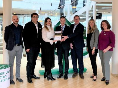 Übergabe des RECRUITING-EXCELLENCE Awards an Mitarbeiter der AOK – Die Gesundheitskasse in Hessen / von R. Matthias Olten (Leitung Auditierung/Zertifizierung Jobware GmbH), 5. v. l.