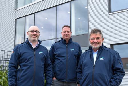 Der Vorstand der LIS AG, (v.l.) Magnus Wagner, Rolf Hansmann und Hilmar Wagner, freut sich, dass der Neubau erfolgreich reali-siert wurde. (Foto: LIS AG)