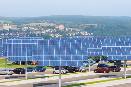 Flächen mehrfach nutzen - Nachführsysteme der Kirchner Solar Group auf einem Parkplatz.jpg