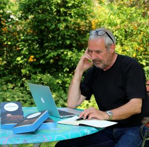 Tommie Goerz’ Arbeitsplatz im Garten: Hier schreibt er seine mörderischen Geschichten, Foto: HJKrieg, Erlangen