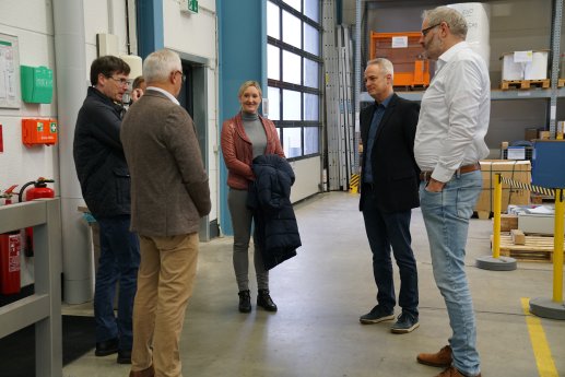 KOCH Besuch Landrat_Rundgang Fertigungshallen.JPG