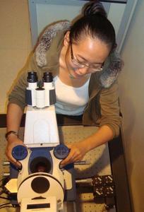 Post Doc Studentin Xinyue Chen arbeitet mit dem JPK NanoWizard® AFM System in der Gruppe von Dr. Ralf Richter in San Sebastian