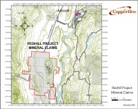 Abbildung 1: Lage und Grenzen der Mineralclaims am nördlichen Ende des Konzessionsgebiets Redhill in der Nähe von Ashcroft, British Columbia (Dezember 2024). Die Karte veranschaulicht die Ausdehnung der Mineralclaims im Verhältnis zur örtlichen Topografie und Infrastruktur.
