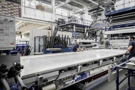 Die Aluminium-Beschicktabletts von Busse ermöglichen die Herstellung von Reisemobilwänden in einer hohen Qualität. (Quelle: HYMER)