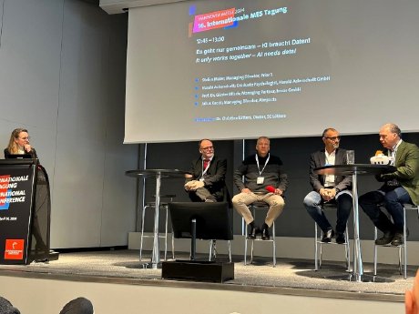 Podiumsdiskussion mit Dr. Christine Lötters (links) auf der Hannover Messe 2024.jpg