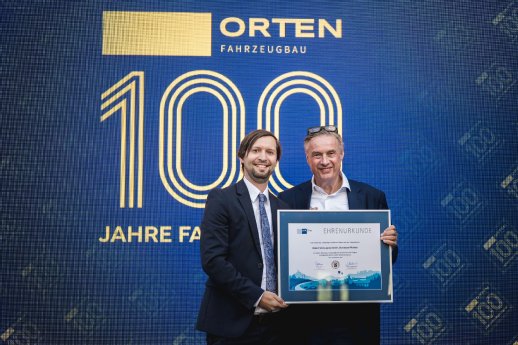 IHK_Übergabe Urkunde Kevin Gläser_Robert Orten.jpg