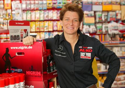 Erfolgreiche Lackpflege: Rennsportlegende Ellen Lohr und NIGRIN geben wertvolle Tipps.