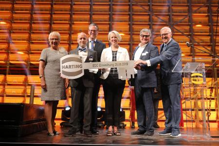 Delighted with a great opening ceremony: Margrit Harting, Achim Meyer, Managing Director HARTING Logistics, Philip Harting, Maresa Harting-Hertz, architect Peter Seipp (3Deluxe) and Dietmar Harting at the handing over of the key