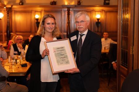 Ann-Katrin Weidling mit Dr. Paul Kellerwessel bei der Preisverleihung in Köln