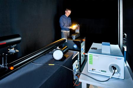 Am Doppel-Monochromator werden goniometrische Messungen durchgeführt, um die Lichtstreuung zu überprüfen, aber auch Messungen zur photobiologischen Sicherheit
