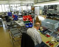 Neu entwickelter Arbeitsplatz bei Mahr für die Endmontage eines Oberflächenmessgerätes (Foto Mahr)