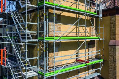 Bild 5
Das Gerüst der Ostseite lagert auf einem auskragend montierten und im Innern gekoppelten VARIOKIT Systemstahlriegel, der durch Fensteröffnungen im Kirchturm geführt wurde.
(Foto: PERI Deutschland)