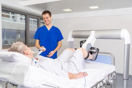 Die einzigartige Portallösung macht das Handling des THERA-Trainer bemo einfach.