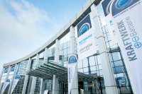 Als Motor der für die zügige Weiterentwicklung der Batterietechnologie und Zellproduktion so entscheidenden Vernetzung und als Forum für den Austausch der neuesten Erkenntnisse über Landesgrenzen hinweg wird die jährliche internationale Tagung „Advanced Battery Power – Kraftwerk Batterie“ immer bedeutender. Sie findet 2022 bereits zum 14. Mal vom 29. bis 30. März 2022 im Hybridformat (online und vor Ort in Münster im Messe und Congress Centrum Halle Münsterland) statt.