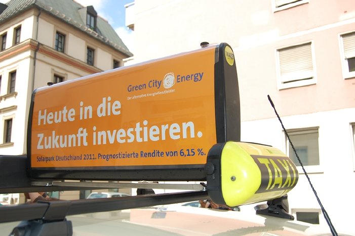 Das Elektro-Taxi gesponsert von Green City Energy.JPG