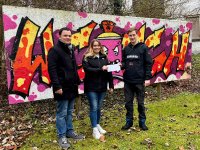 Übergabe der Spende an die Jugendhilfe Creglingen e.V. am 17. Dezember 2024; auf dem Bild von links nach rechts: Martin Brand (Ausbilder WITTENSTEIN SE), Vivienne Stahl (Gruppenleiterin der Jugendhilfe),  David Kohler (Auszubildender WITTENSTEIN SE)