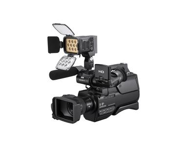Der Sony HXR-MC2000E mit der HVL-LBPB LED Kameraleuchte