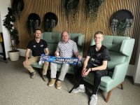 Noah und Marcel Zielke von den Floor Fighters mit Matthias Domes von domeba