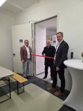 Symbolisch weihten NGS-Geschäftsführer Christian Nickchen, NGS- Aufsichtsratsvorsitzender Georg-Christian Riedel und NGS- Geschäftsführer Sebastian Noster (v.l.n.r.) die neue Schaltstation auf dem Großen Dreesch mit einem Dankeschön an alle Projektbeteiligten ein.