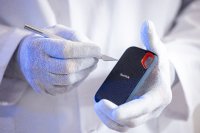 ATA REVERSE® rettete Daten aus drei realen SanDisk Extreme-SSD-Notfällen:

    Sahara-Videos – Hitze im Wüstensand ließ Controller versagen. Nach forensischem Imaging sorgte Signaturanalyse dafür, dass über 98 % der Clips in der ursprünglichen Struktur wiederhergestellt wurden.

    Steuerunterlagen – NTFS-Schaden nach Stromausfall. Sektorbackup und MFT-Rekonstruktion rückten fast 99 % der Buchhaltungsdaten zurück.

    Urlaubsfotos – Firmware-Fehler bremste Extreme Pro aus. Durch Read‑Only-Imag