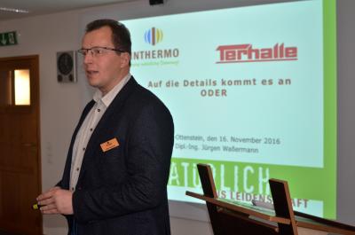 Dipl.-Bauing. Jürgen Waßermann, Leiter Technik bei INTHERMO, widmete sich verschiedenen Anschlussdetails, auf deren genaue Ausführung es bei Wärmedämmverbundsystemen in der Praxis ankommt. Foto: Achim Zielke für INTHERMO, Ober-Ramstadt; www.inthermo.de