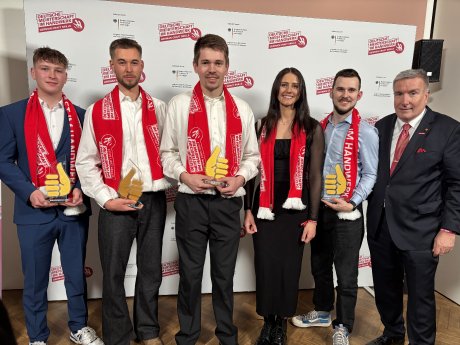 Gruppenfoto Bundessieger_innen Region Stuttgart 2025_HWK.jpg