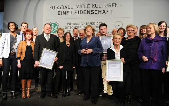 Gruppenbild_Bundeskanzlerin_Schwarzenbart_Bierhoff_Zwanziger_Gewinner.jpg