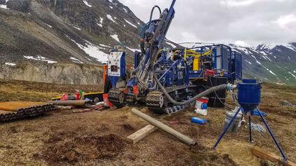 Bohrer auf dem Goldprojekt Estelle; Foto: Nova Minerals