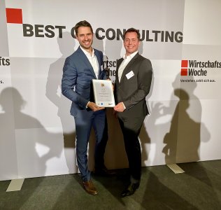 Stolze Preisträger (v.r.): Dr. Michael Herbst, Partner bei UNITY, und Maximilian Straube, Senior Berater bei UNITY, nehmen die Auszeichnung entgegen