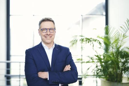 Der bisherige Geschäftsführer und Gesellschafter Rüdiger Ruh übernimmt mit Wirkung zum 1. Januar 2021 das Unternehmen. Ruh, der seit 2018 als Geschäftsführer im Unternehmen tätig ist, studierte Feinwerktechnik an der
FH Furtwangen. Er war viele Jahre als Entwicklungsingenieur, Entwicklungsleiter und als Geschäftsführer tätig. Schwerpunkte waren der Maschinenbau, die optische Sensorik und die Lasertechnologie.