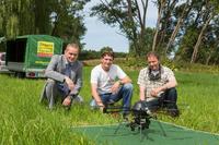 Der WEMAG-Vertriebsleiter Michael Hillmann, Vereinsvorsitzender Frank Demke und Pilot Siegfried Talke (v.li.) Foto: WEMAG/Rudolph-Kramer