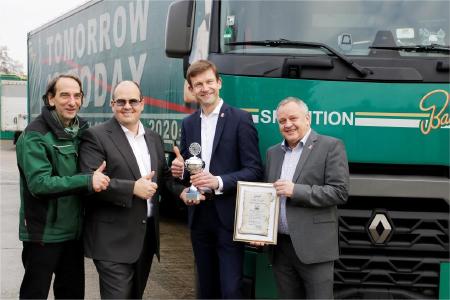 Spritspar-Pokal für Renault Trucks: Inhaber Klaus Bartkowiak und Andreas Manke, Fuhrparkmanager der Spedition Bartkowiak, übergaben den Pokal an Jochen Munzert, Vertriebsdirektor Renault Trucks in Deutschland und Joachim Schürmann, National Key Account Manager Renault Trucks. Foto: Kaiser/Renault Trucks