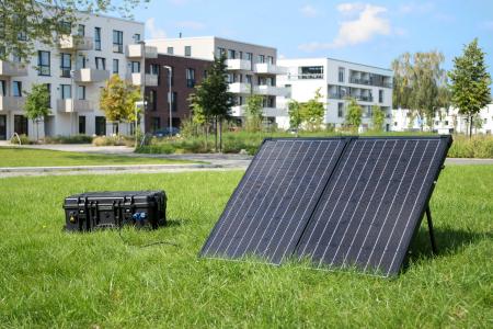 Die volle Power der Sonne aus dem robusten Koffer: Das mobile Kraftwerk SBOX PRO lässt sich mit Strom aus der Steckdose oder auch aus erneuerbaren Energien – wie hier mit dem SOLAR PRO Solarpaneel – einfach und nachhaltig laden / Foto: TRONOS GmbH