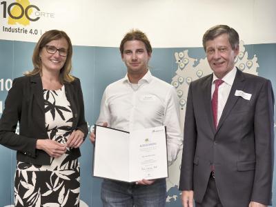 Bauer Gear Motor wurde von der Allianz Industrie 4.0 Baden-Württemberg als führend bei der Umsetzung von Industrie 4.0 anerkannt. (V. l. n. r.: Katrin Schütz, Staatssekretärin im Ministerium für Wirtschaft, Arbeit und Wohnungsbau des Landes Baden-Württemberg, Simon Seybold, Elektroingenieur, Bauer Gear Motor, Karl-Peter Simon, Geschäftsführer, Bauer Gear Motor)