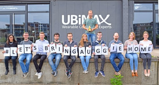 Ubimax Team presenting the AWE Auggie Award for Best Enterprise Solution at Bremen based He.jpg