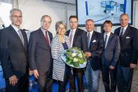 Die Geschäftsführer der Knorr-Bremse GmbH und der Dr. techn. Josef Zelisko GmbH freuten sich über die Anerkennung und Glückwünsche bei der Eröffnung des Tages der offenen Tür (v.l.): DI Herwig Hinterreiter (Werksleiter Knorr-Bremse), KommR Veit Schmid-Schmidsfelden (Obmann der metalltechnischen Industrie), Landesrätin Dr. Petra Bohuslav, Dkfm. Jörg Branschädel (GF Knorr-Bremse und Zelisko), Bürgermeister Hans Stefan Hintner, DI Manfred Reisner (GF Knorr-Bremse und Zelisko), Bezirkshauptmann Dr. Philipp Enzinger.| © Christian Husar