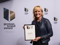 Marion Sommerwerck, Leiterin Unternehmenskommunikation bei Weidmüller, nimmt den German Brand Award entgegen