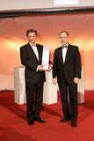 Auf dem Bild sehen Sie (v.l.n.r) den Vorstandsvorsitzenden der MTU Aero Engines, Herrn Egon Behle sowie den Laudator Frank Riemensperger. (Bildnachweis: Thorsten Jochim)
