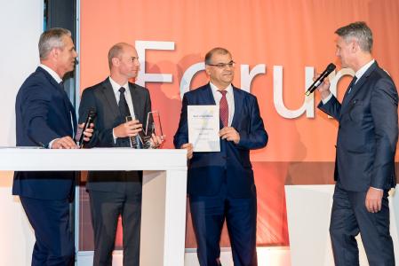 Dr. Jürgen Gierl (2. von links), Projektleiter Sensotect®, und Dr. Yashar Musayev (3. von links), Leiter Kompetenzzentrum Oberflächentechnik bei Schaeffler, nahmen den "Materialica Design + Technology Best of Award 2016" in der Kategorie "Surface & Technology" entgegen / Jan Stecker, TV-Journalist und Moderator (links), und Robert Metzger, Geschäftsführer MunichExpo (rechts), gratulierten / Quelle: MunichExpo / Kroha Fotografie