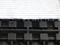 Das Grundprinzip: Die in die Führungen eingeclipsten Tropfschläuche speisen die Aquatec®-Elemente mit Wasser. Über das Dochtvlies® nach oben gesogen,  steht das Wasser direkt im Wurzelraum zur Verfügung.