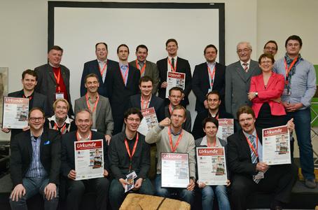 Die zehn Siegerteams des 15. Businessplan-Wettbewerb Nordbayern mit netzwerk nordbayern-Geschäftsführerin Dr. Benedikte Hatz (mittlere Reihe, 1.v.r.), Dr. Paul Beinhofer Regierungspräsident des bayerischen Regierungsbezirks Unterfranken (letzte Reihe, 3.v.r.) und dem Keynote Speaker des Abends Nicolas Lecloux , Mitgründer und Geschäftsführer Marketing der true fruits GmbH (untere Reihe, 1.v.l.)