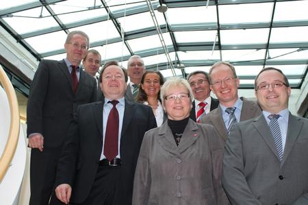 Die Partner des Fachkräftebündnisses Heilbronn-Franken nach der Vorstellung des Zielkatalogs: Joachim Schmider, Ministerium für Finanzen und Wirtschaft Baden-Württemberg; Johannes Richter, Handwerkskammer Heilbronn-Franken; Rolf Blaettner, Arbeitgeberverband Heilbronn-Franken e.V.; Elke Schweig, IHK Heilbronn-Franken; Günter Pasker, Handwerkskammer Heilbronn-Franken; Peter Schweiker, IHK Heilbronn-Franken; Silke Ortwein, DGB Region Nordwürttemberg; Stefan Gutfreund, Agentur für Arbeit Schwäbisch Hall - Tauberbischofsheim; Dr. Andreas Schumm, Wirtschaftsregion Heilbronn-Franken GmbH. Es fehlt: Martin Diepgen, Agentur für Arbeit Heilbronn
