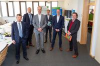 Das WindNODE-Konsortium mit Caspar Baumgart, Tim Stieger, Markus Graebig, Simon Schäfer-Stradowsky und Martin Töpfer traf sich bei der WEMAG in Schwerin zur Projektbilanz mit Dr. Steffen Lindemann (v.l.) vom Ministerium für Energie, Infrastruktur und Digitalisierung Mecklenburg-Vorpommern, Foto: WEMAG/Stephan Rudolph-Kramer